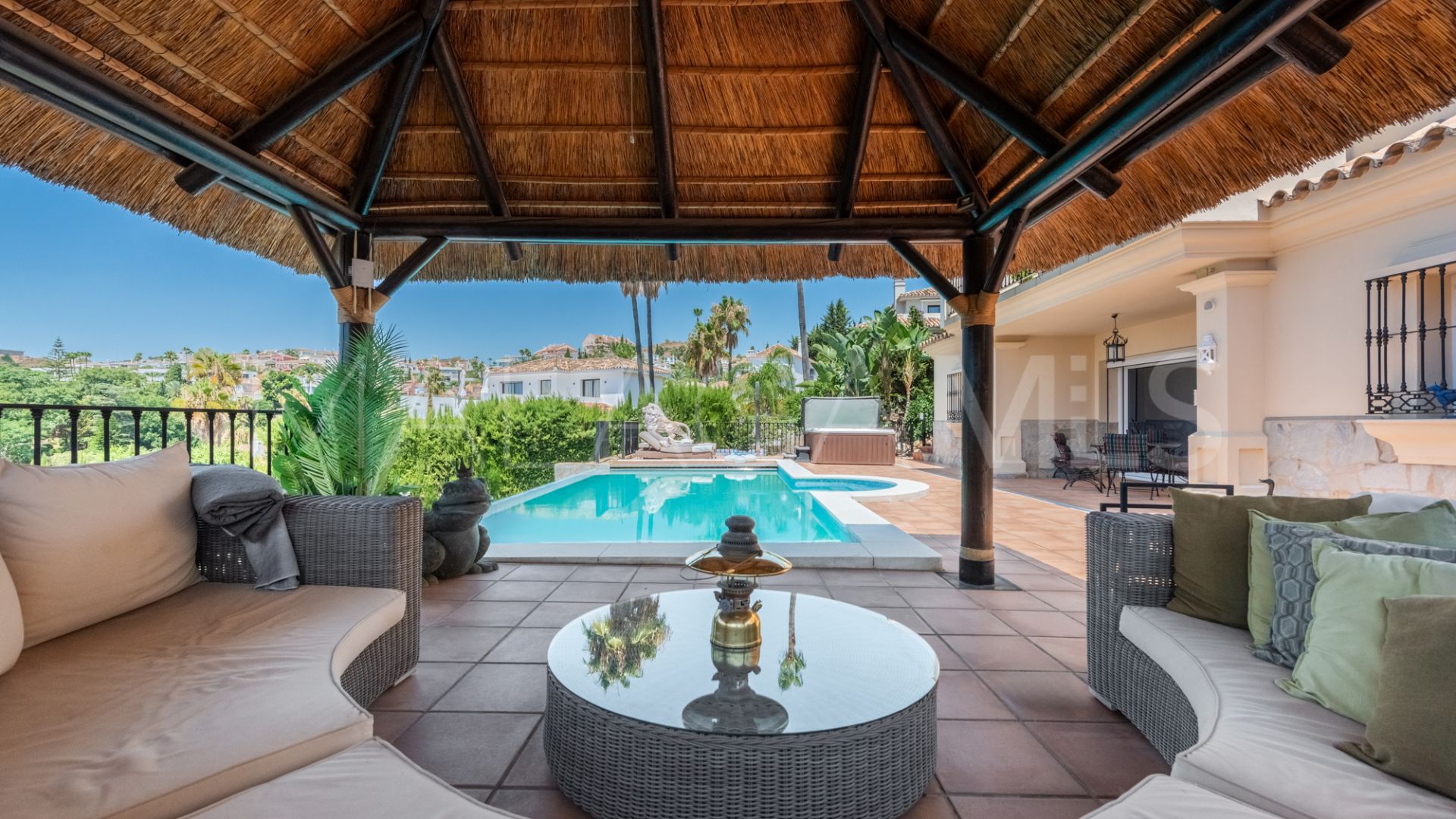 Villa for sale in Nueva Andalucia