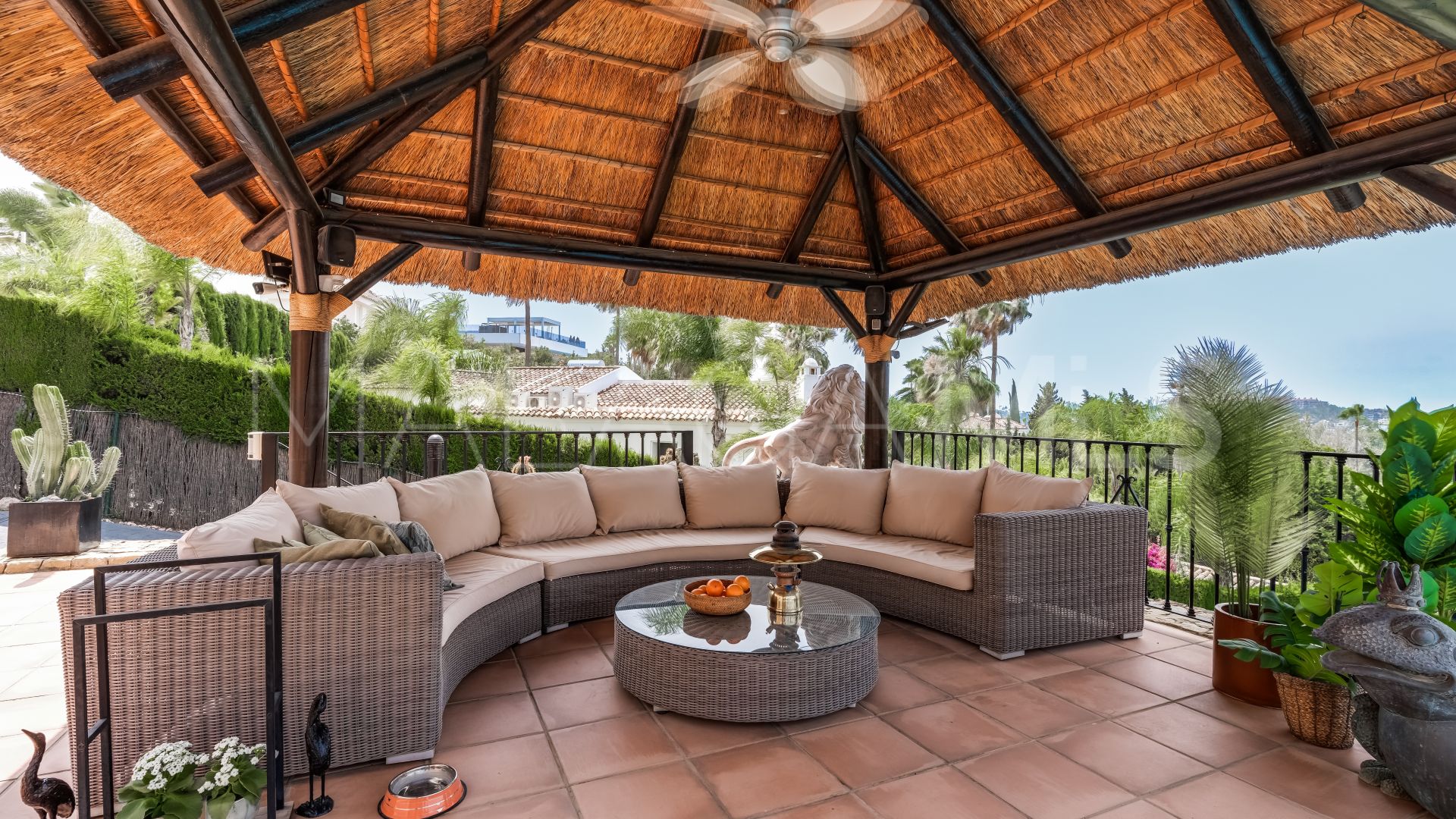 Villa for sale in Nueva Andalucia