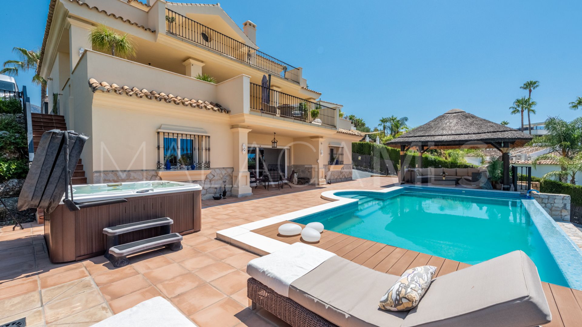 Villa for sale in Nueva Andalucia
