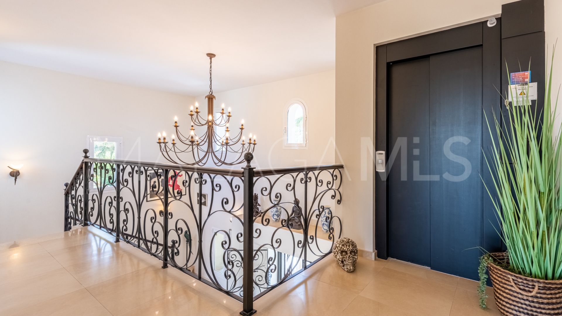 Villa for sale in Nueva Andalucia