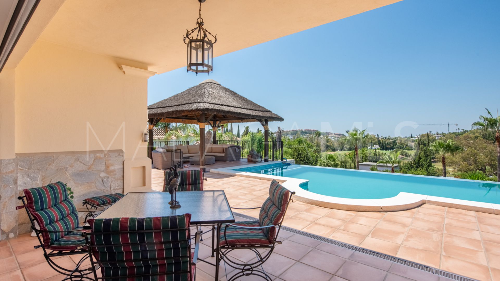 Villa for sale in Nueva Andalucia