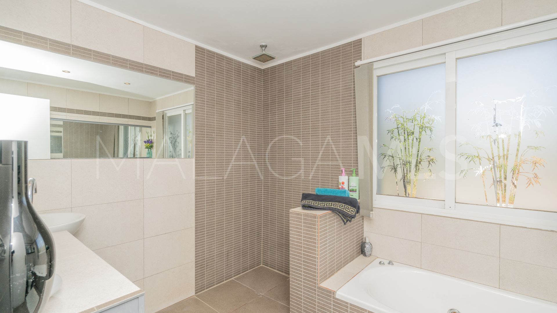 Villa for sale in Estepona Golf