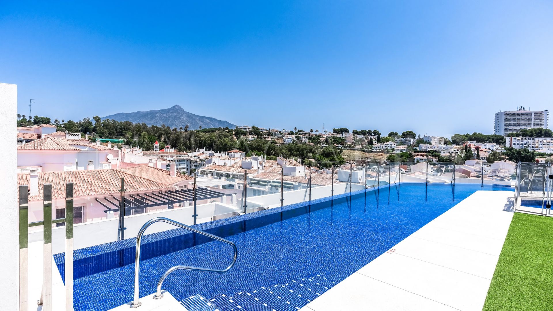 Takvåning for sale in Nueva Andalucia