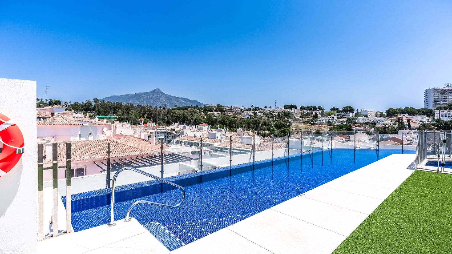 Takvåning for sale in Nueva Andalucia
