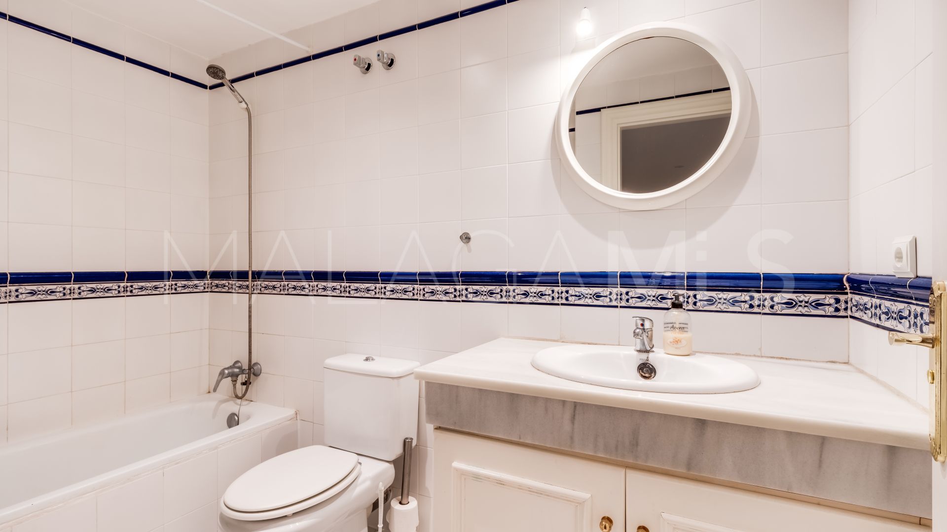 Ground floor apartment with 3 bedrooms for sale in Nueva Andalucia