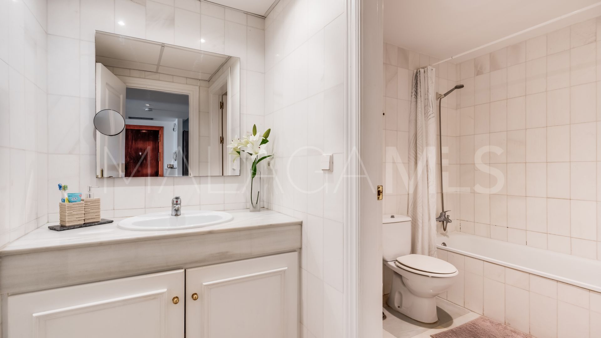 Ground floor apartment with 3 bedrooms for sale in Nueva Andalucia