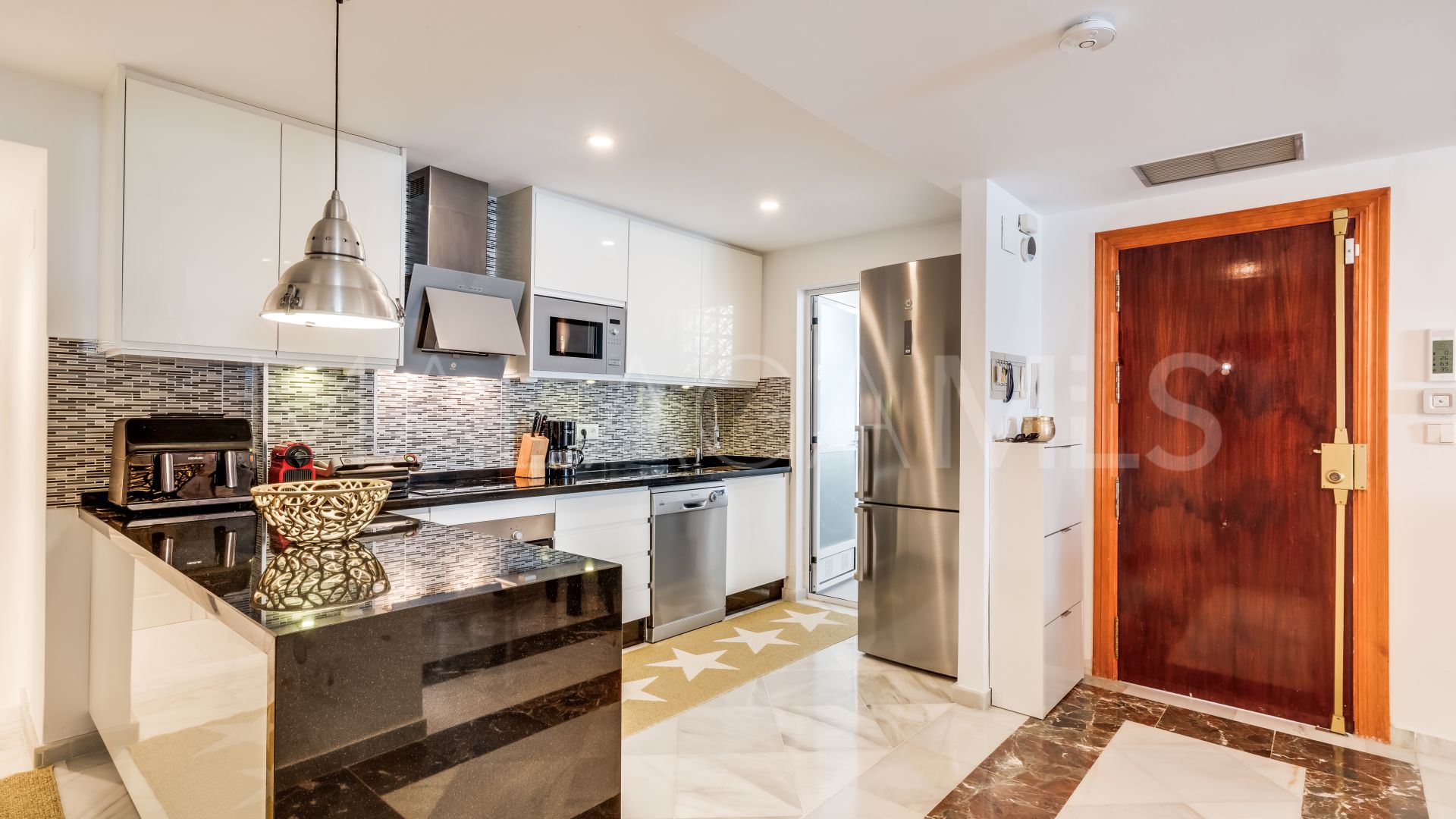Ground floor apartment with 3 bedrooms for sale in Nueva Andalucia