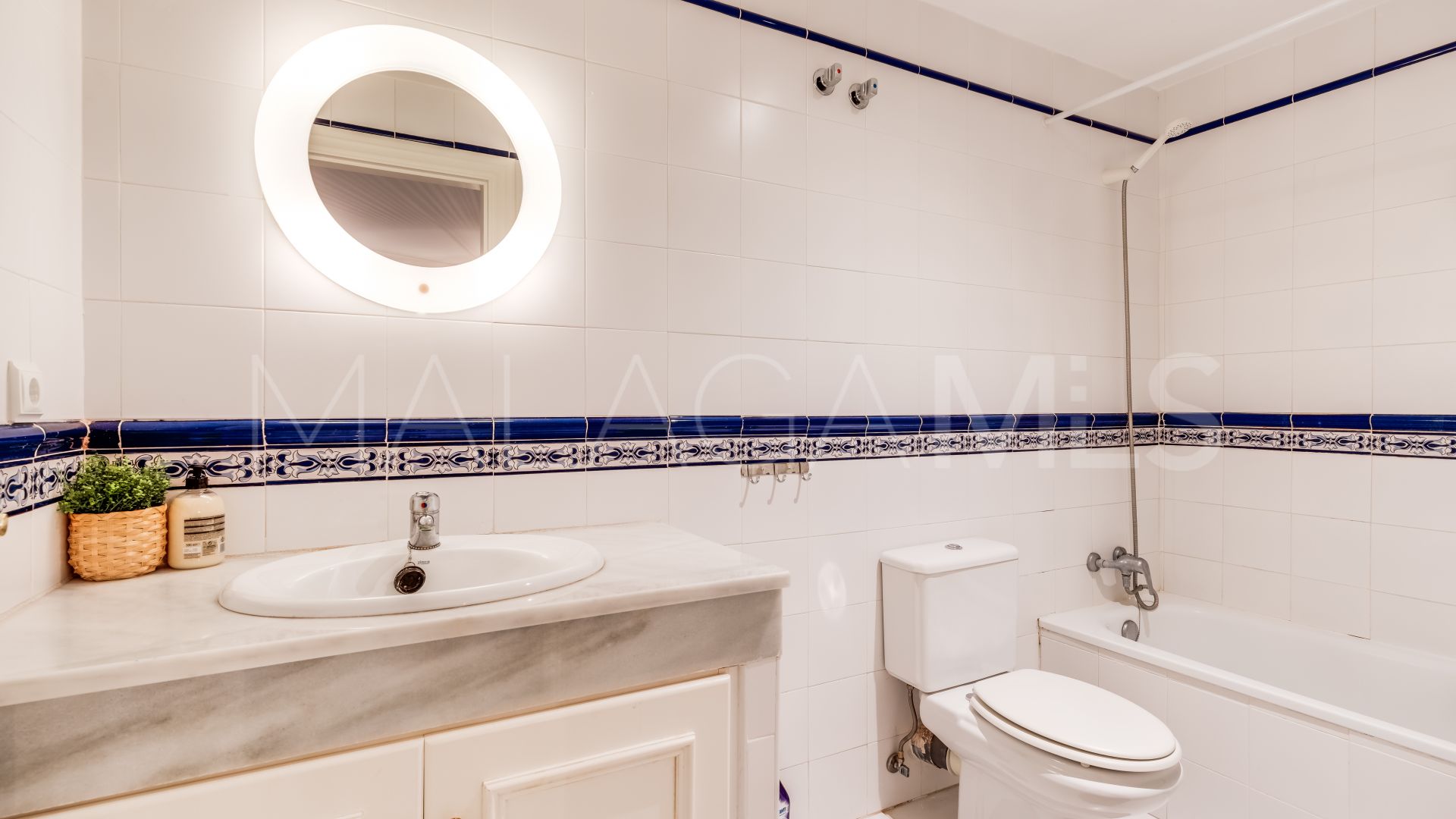 Ground floor apartment with 3 bedrooms for sale in Nueva Andalucia