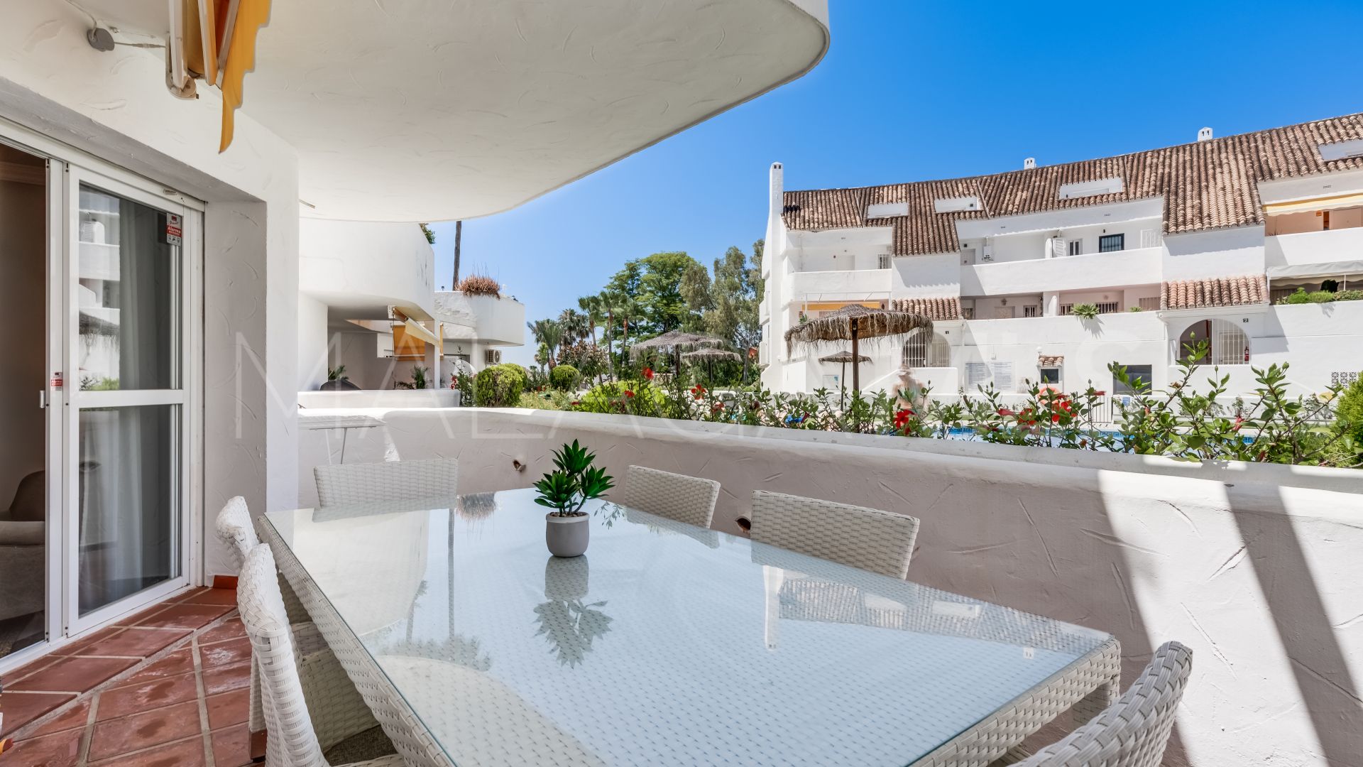 Ground floor apartment with 3 bedrooms for sale in Nueva Andalucia