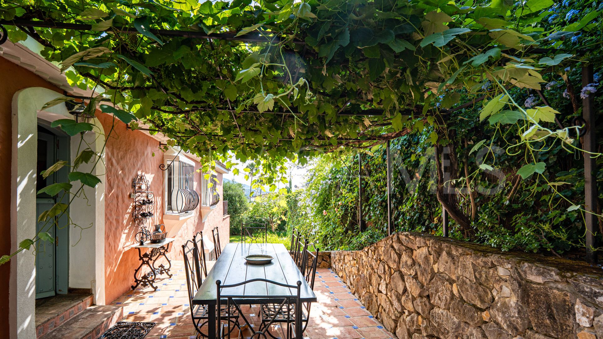 Villa for sale in Nueva Andalucia