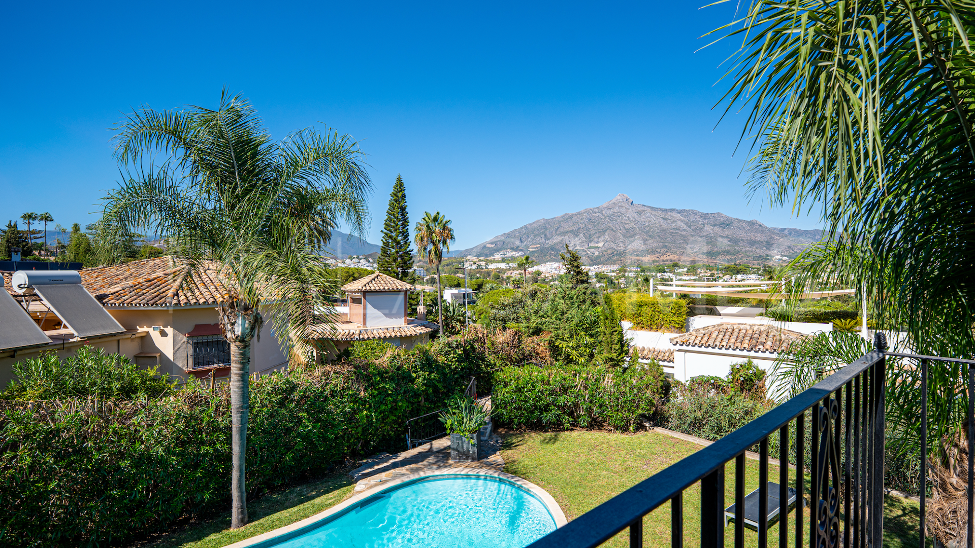 Villa for sale in Nueva Andalucia