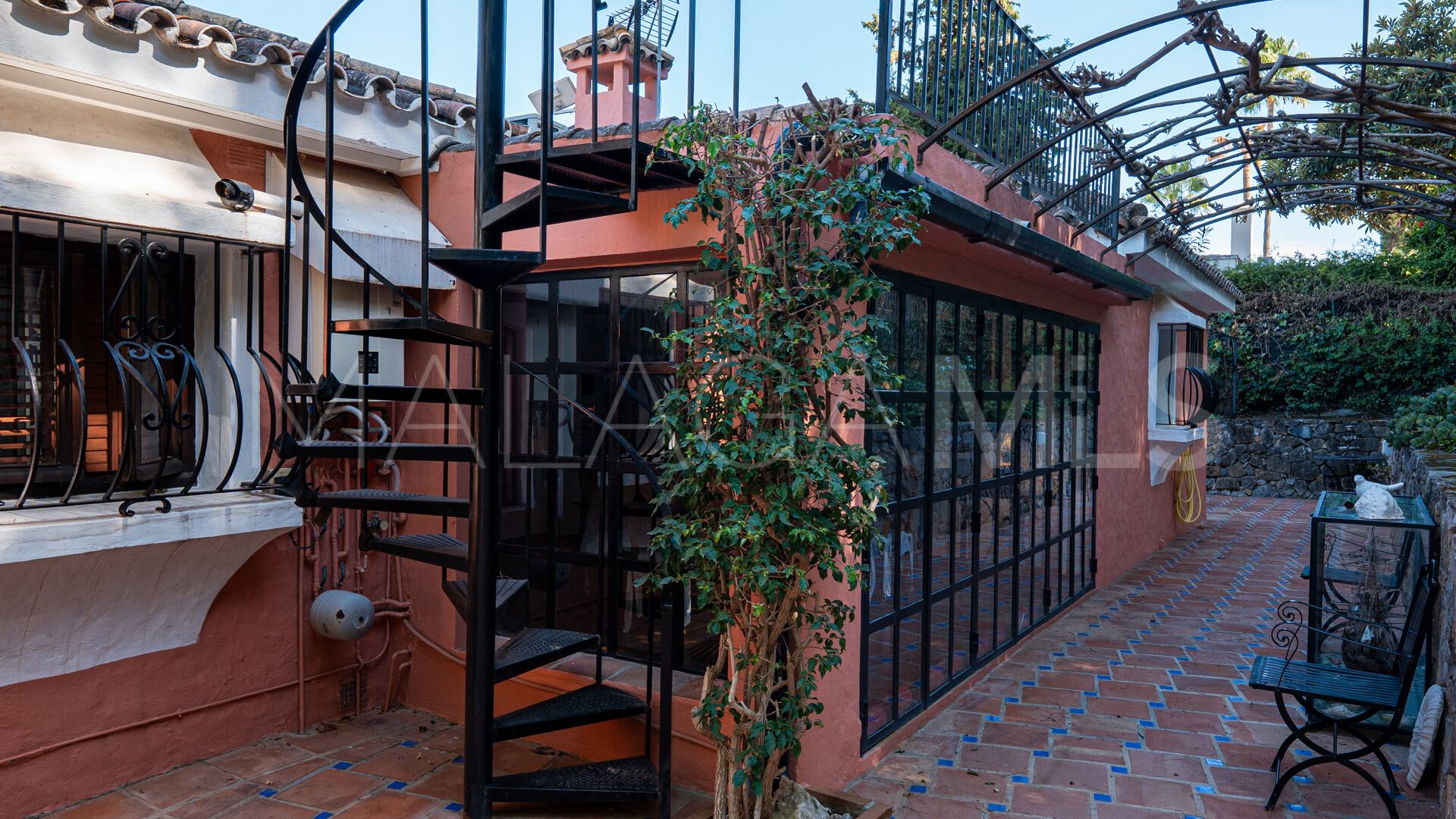 Villa for sale in Nueva Andalucia