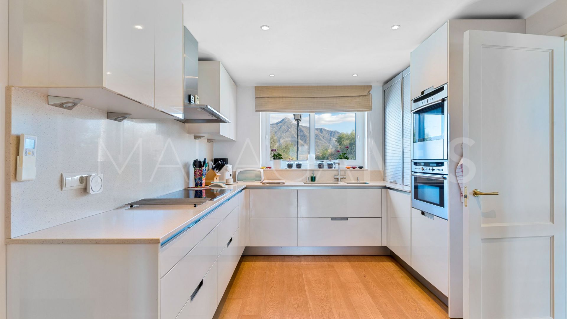 Se vende villa de 4 bedrooms in Nueva Andalucia
