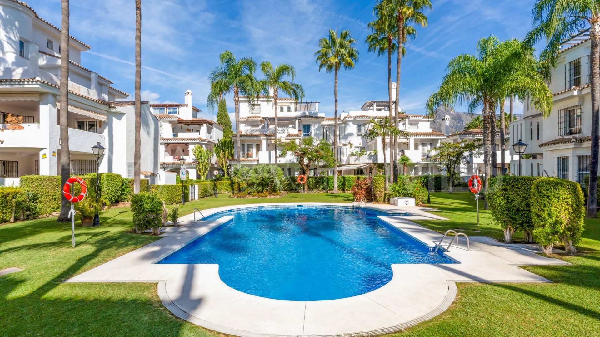Buy 3 bedrooms duplex penthouse in Los Naranjos de Marbella