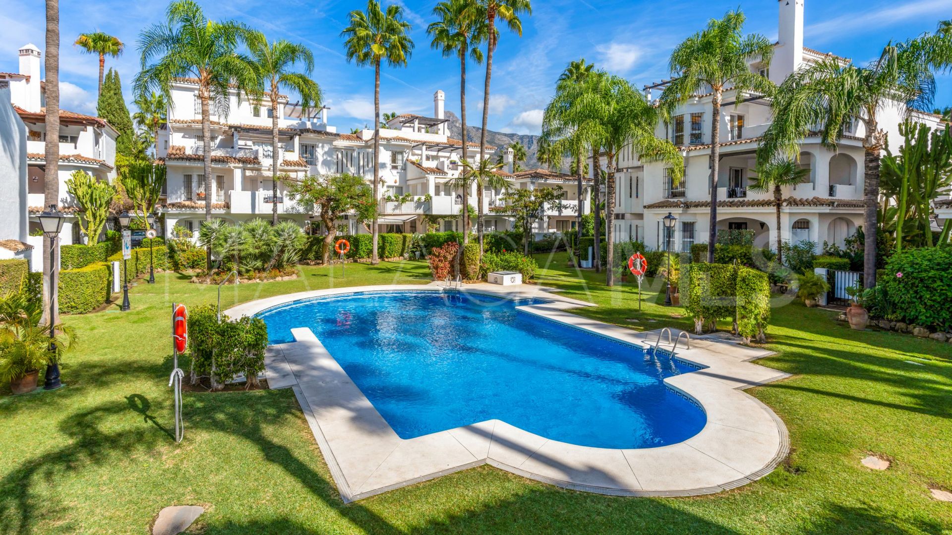 Buy 3 bedrooms duplex penthouse in Los Naranjos de Marbella