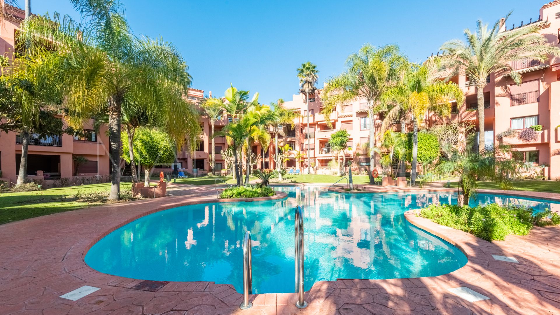Apartamento planta baja for sale in Los Monteros de 2 bedrooms