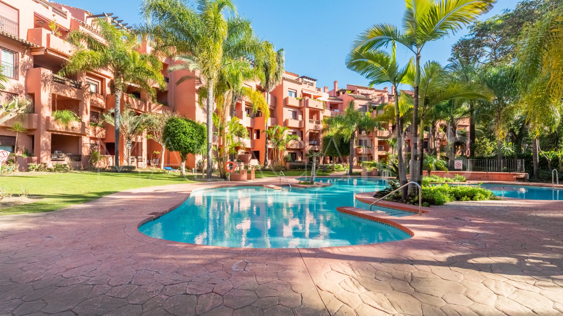 Apartamento planta baja for sale in Los Monteros de 2 bedrooms