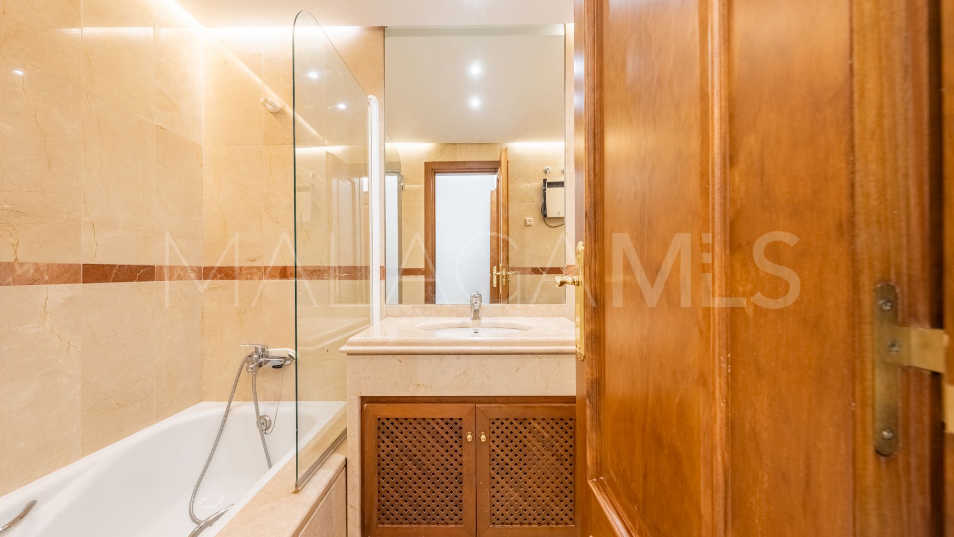 Apartamento planta baja for sale in Los Monteros de 2 bedrooms