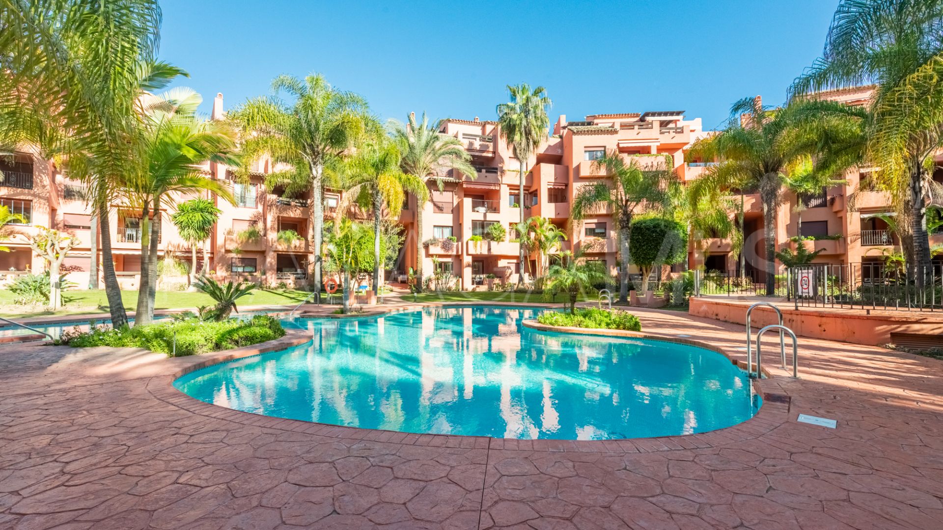 Apartamento planta baja for sale in Los Monteros de 2 bedrooms