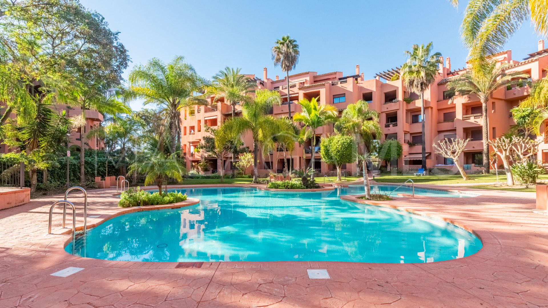 Apartamento planta baja for sale in Los Monteros de 2 bedrooms