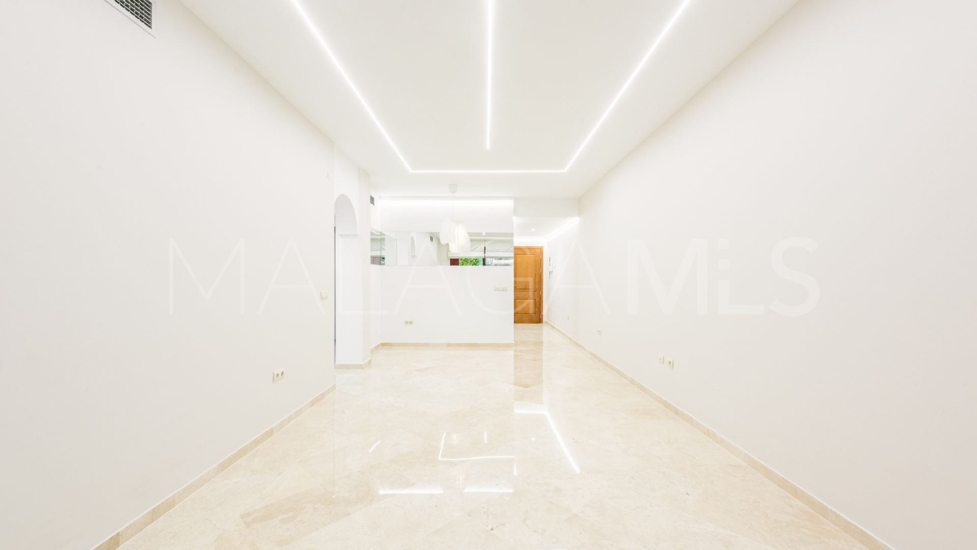 Apartamento planta baja for sale in Los Monteros de 2 bedrooms