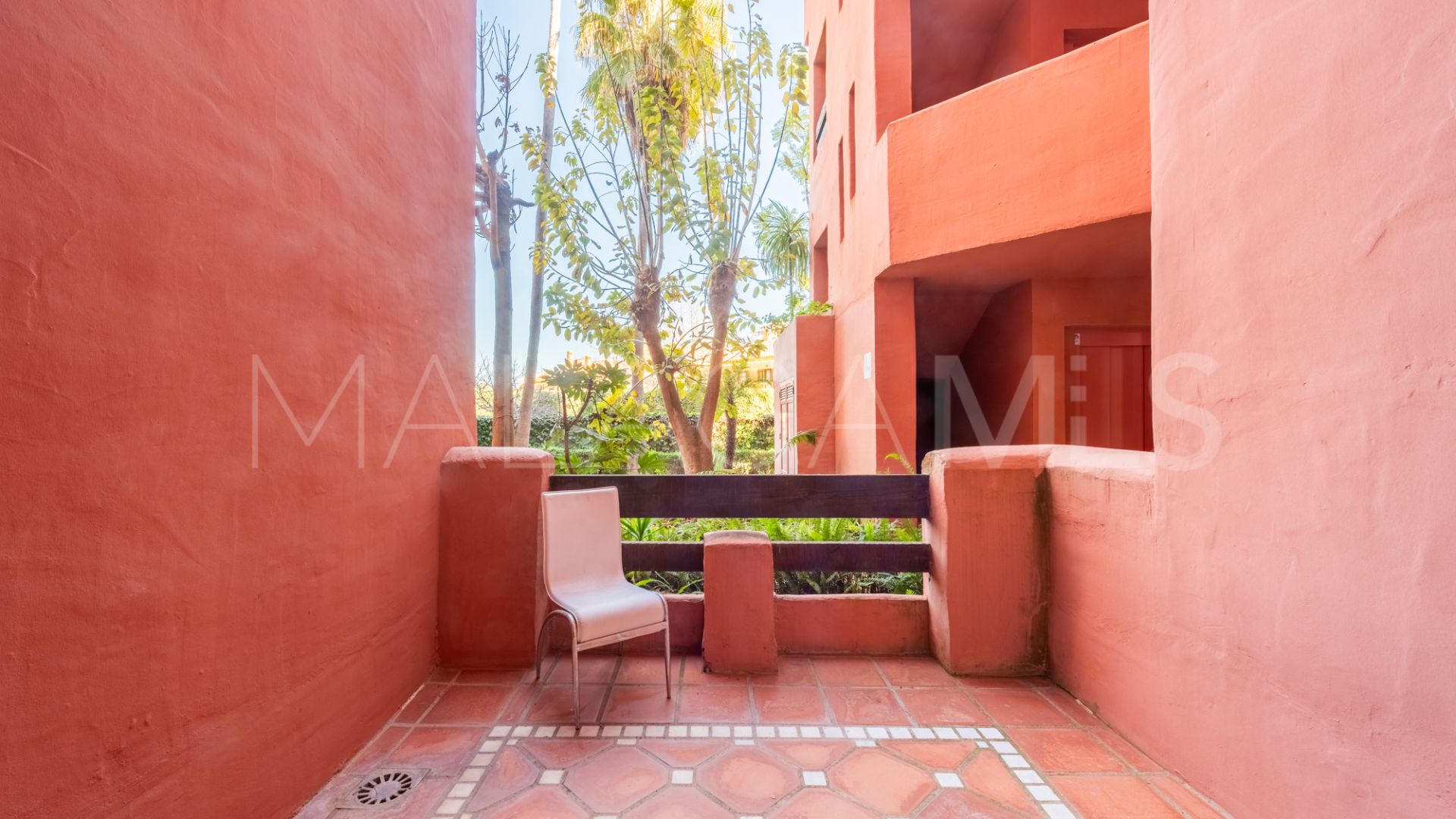 Apartamento planta baja for sale in Los Monteros de 2 bedrooms