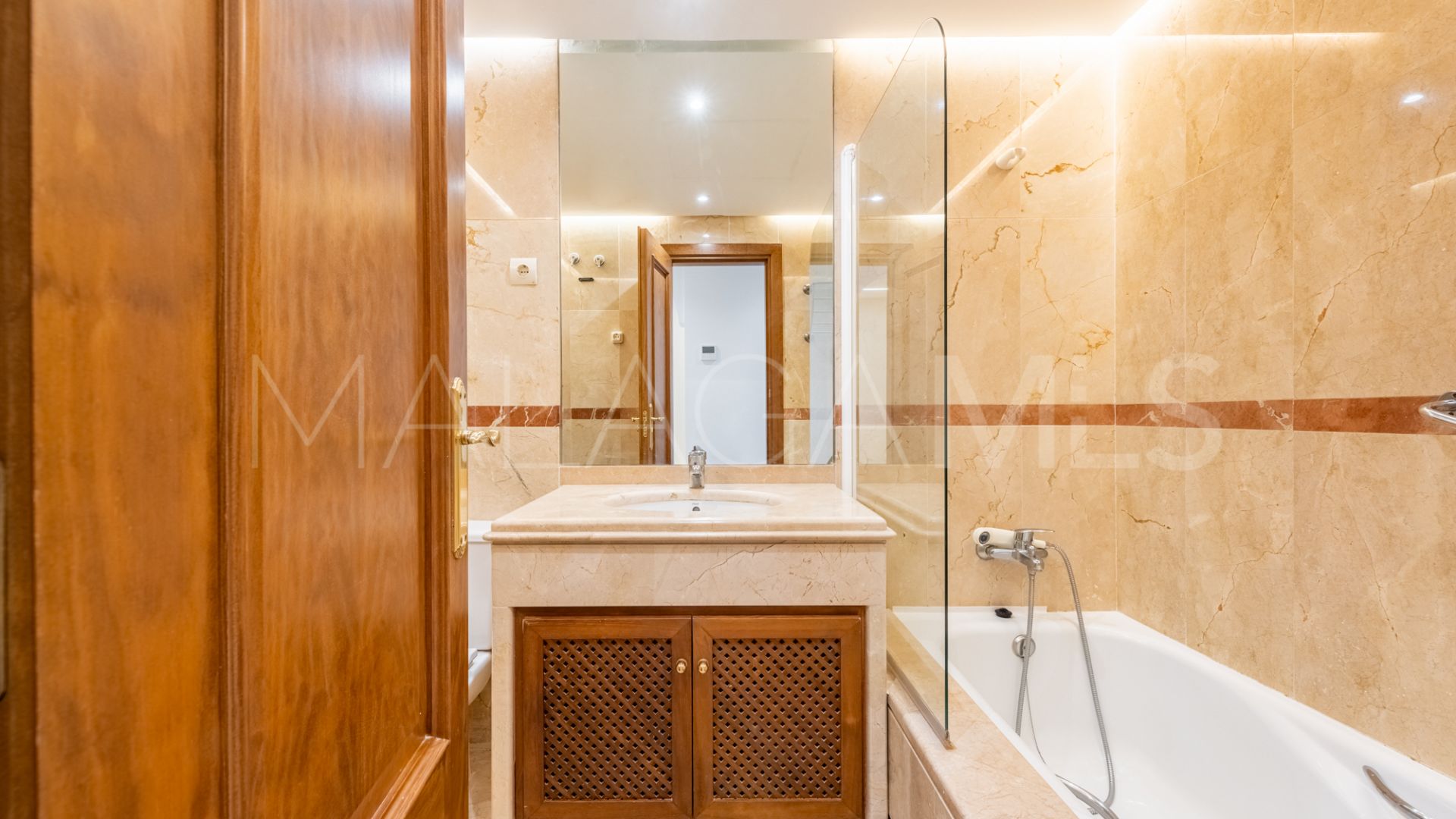 Apartamento planta baja for sale in Los Monteros de 2 bedrooms