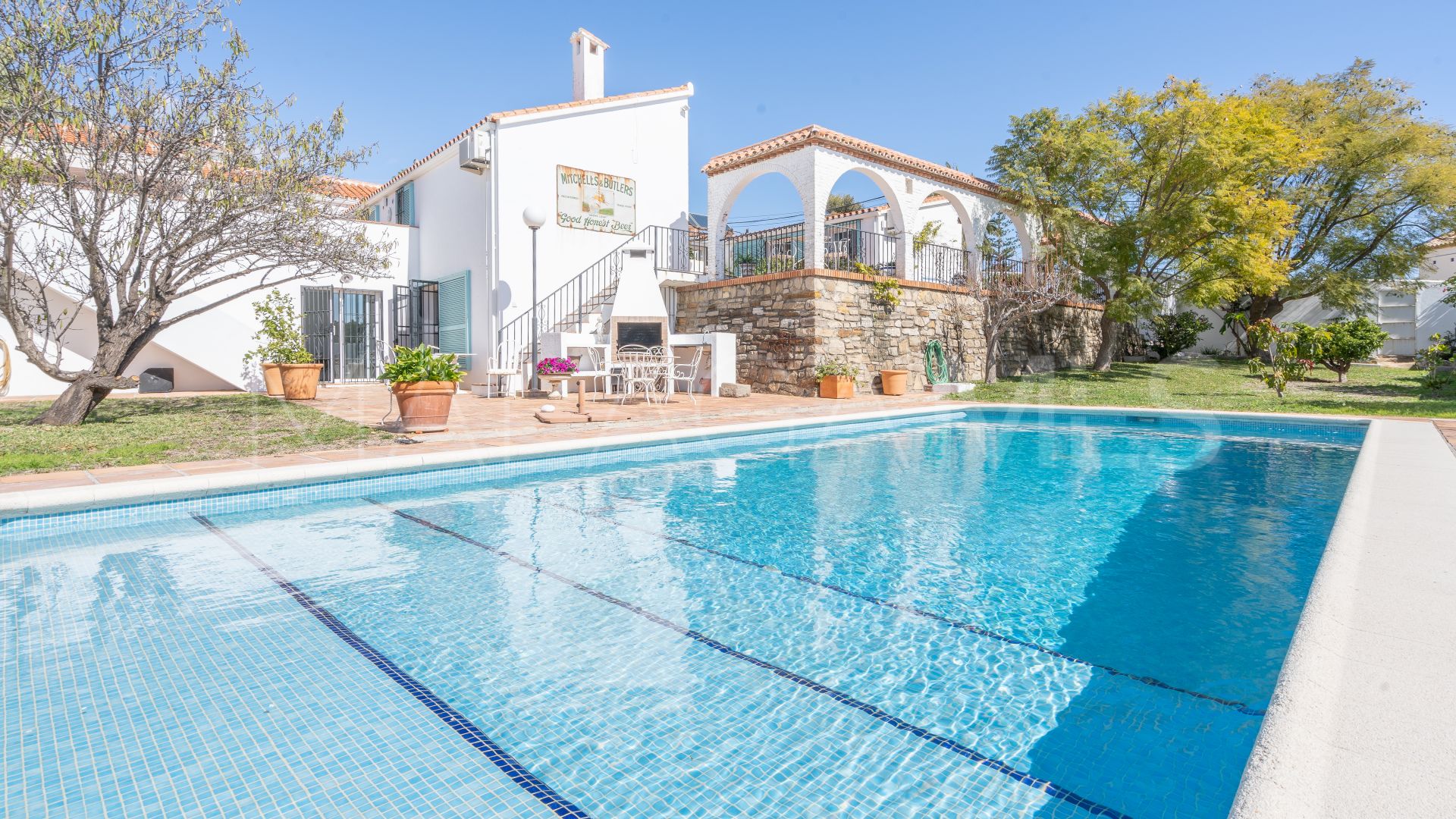 Villa for sale in Estepona