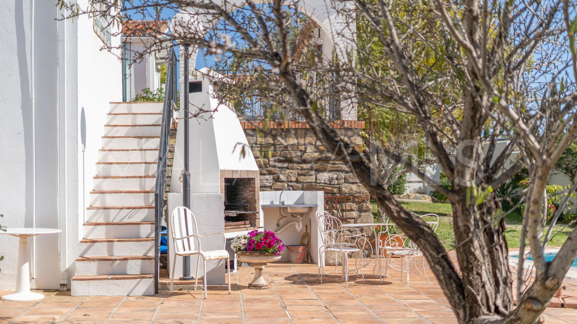 Villa for sale in Estepona