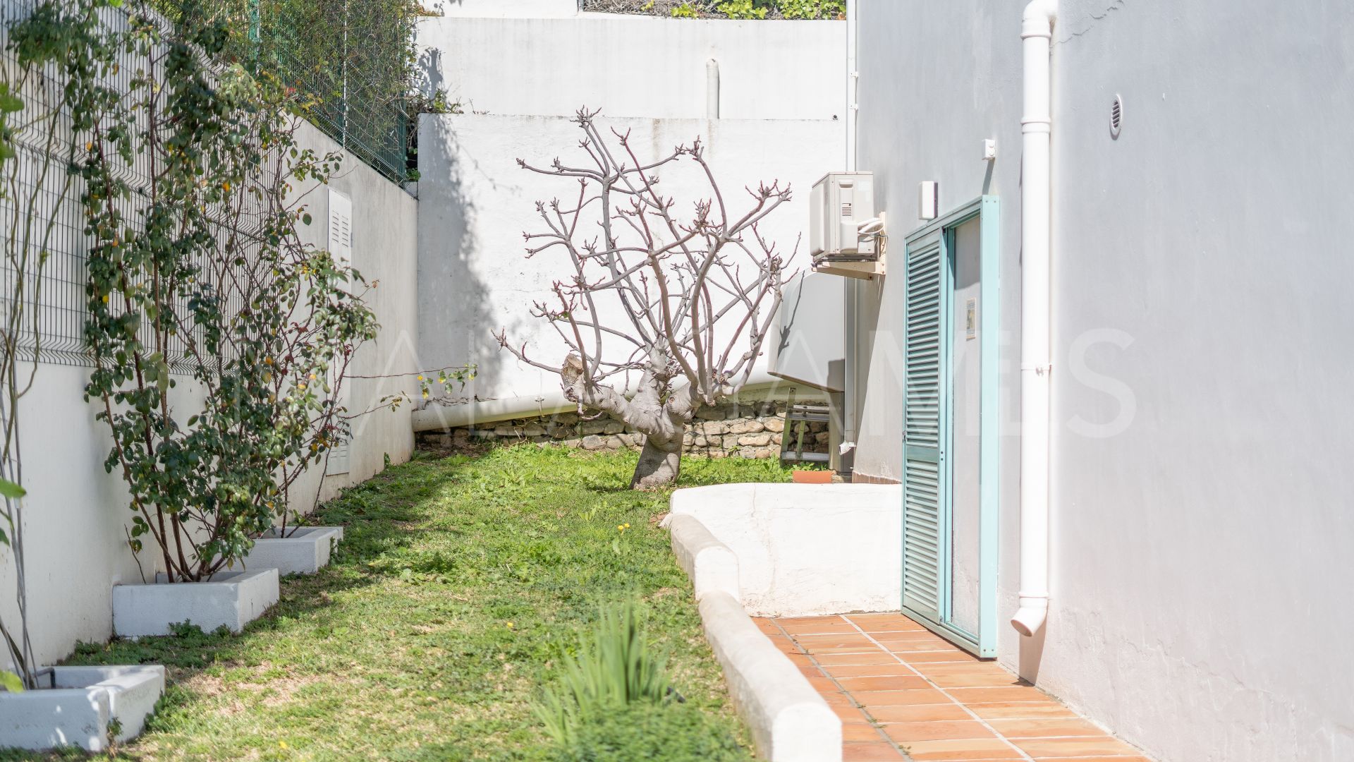 Villa for sale in Estepona