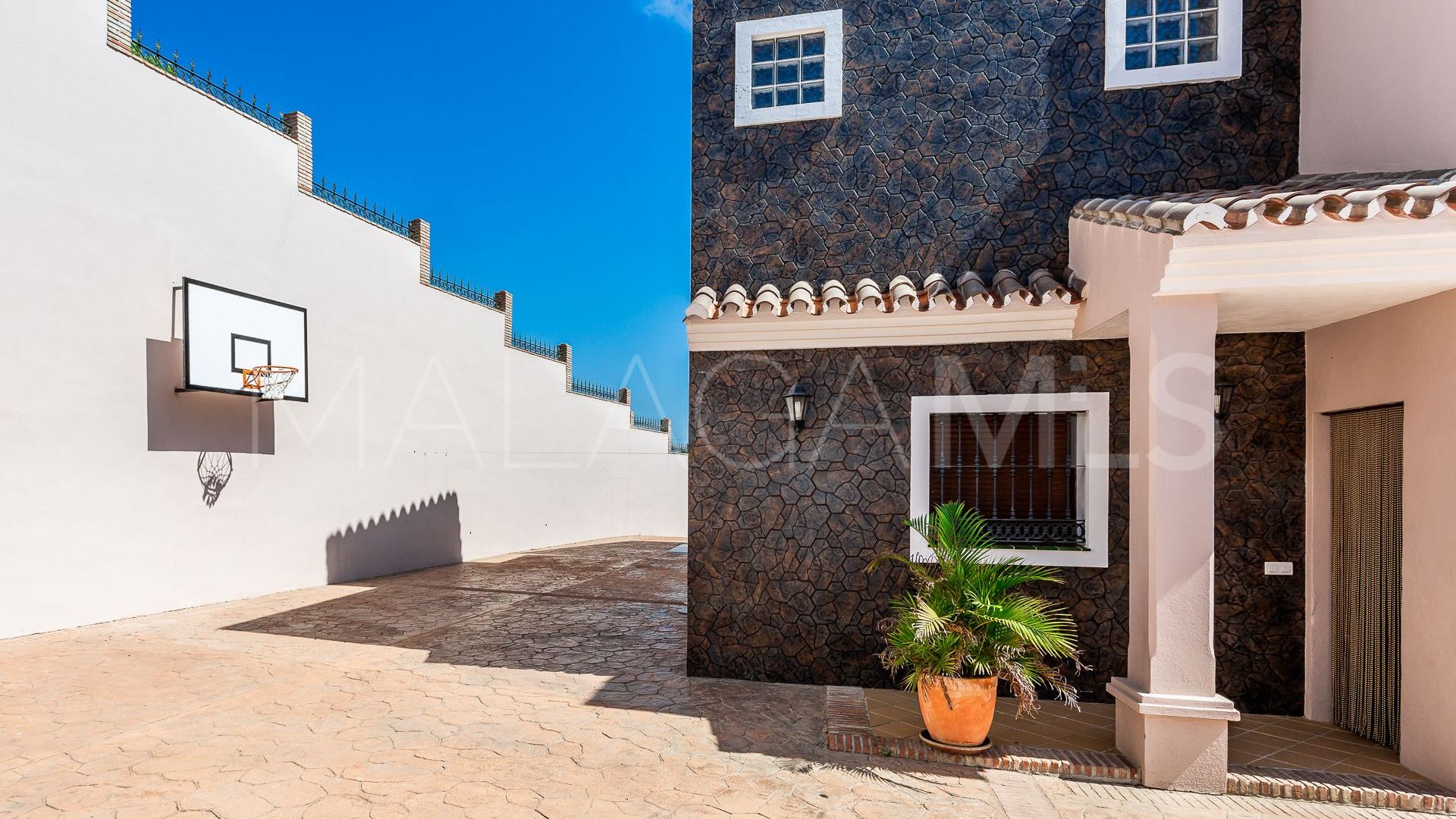 Villa for sale in Altos de Estepona