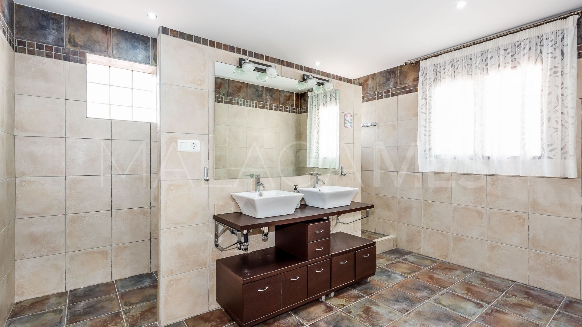 Villa for sale in Altos de Estepona