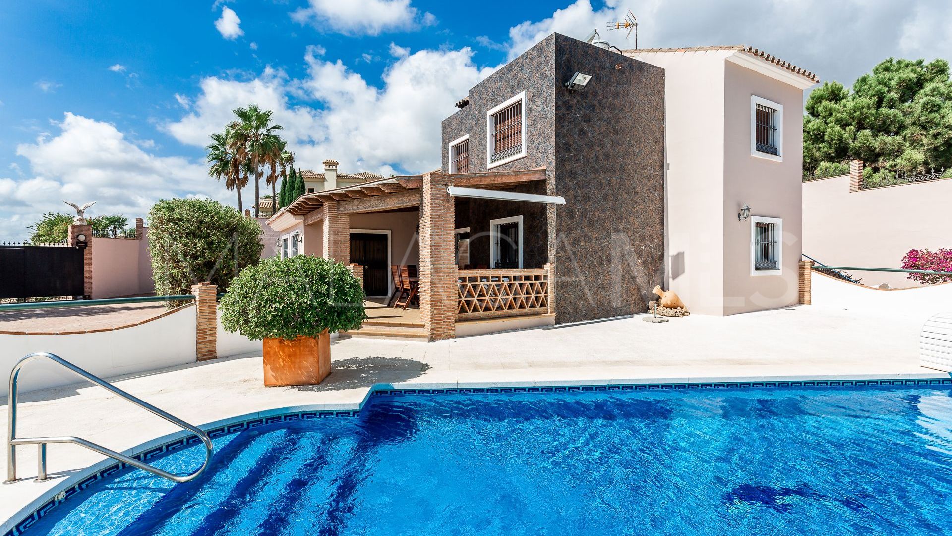 Villa for sale in Altos de Estepona