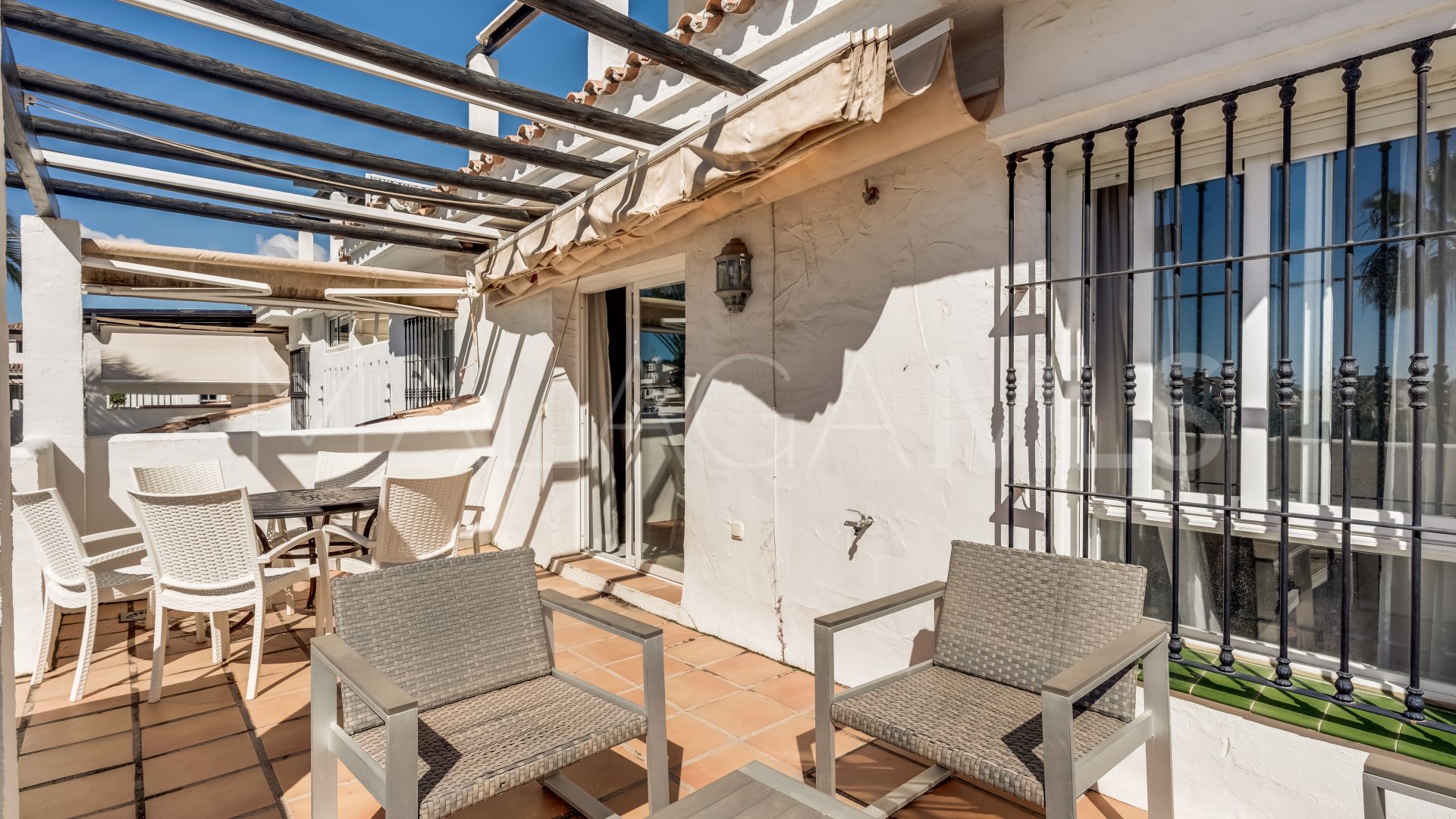 Duplex penthouse for sale in Los Naranjos de Marbella with 3 bedrooms