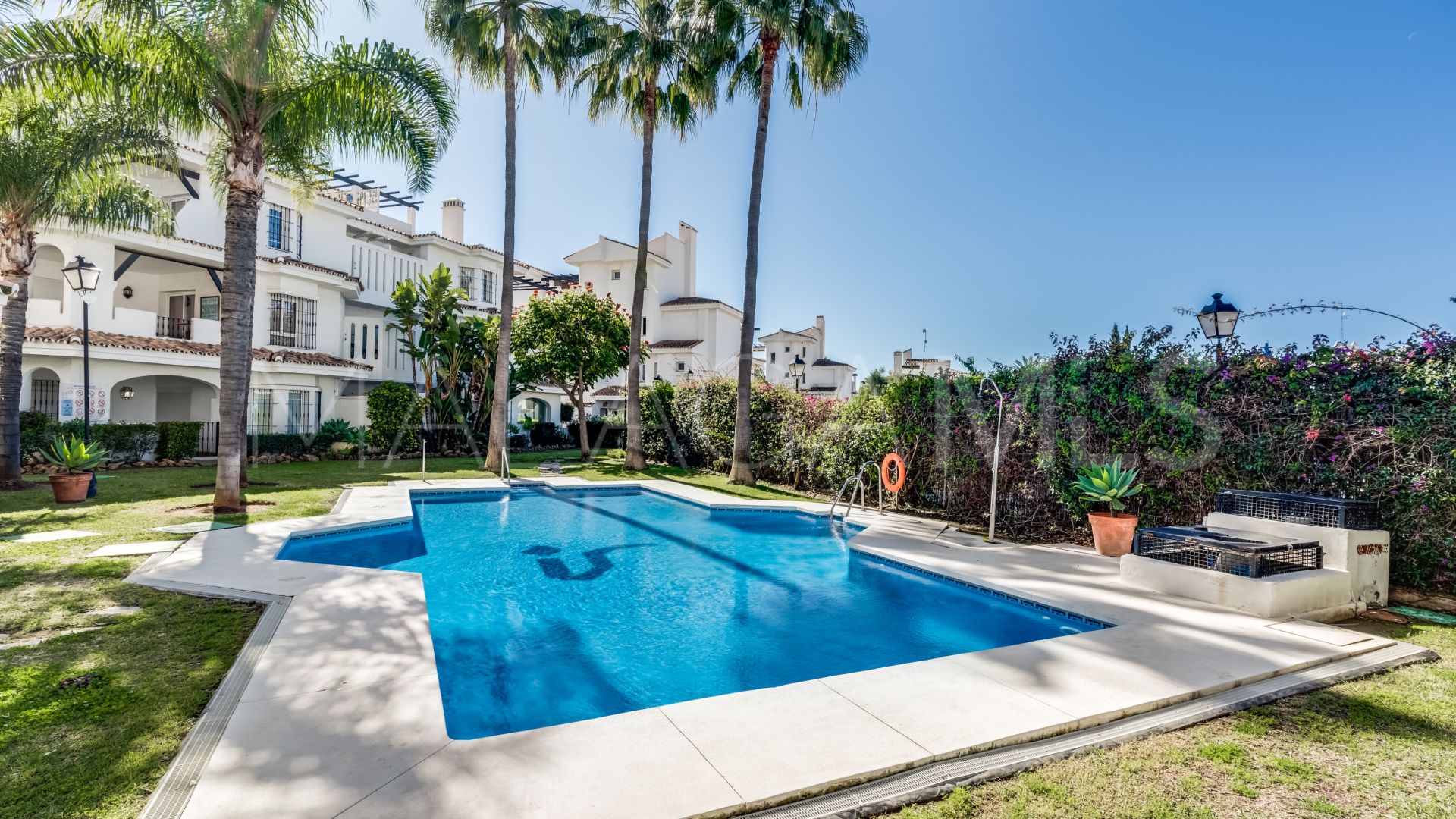 Duplex penthouse for sale in Los Naranjos de Marbella with 3 bedrooms