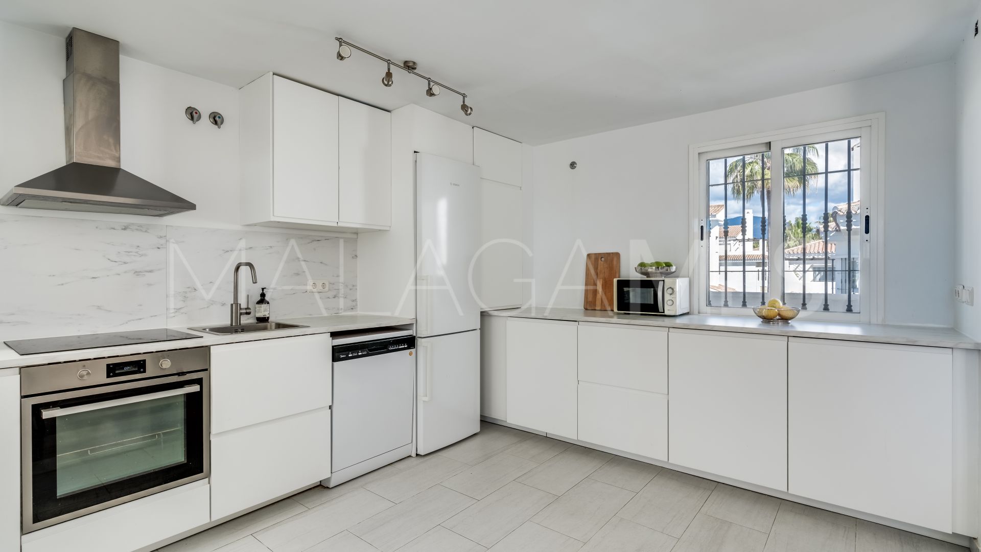 Duplex penthouse for sale in Los Naranjos de Marbella with 3 bedrooms