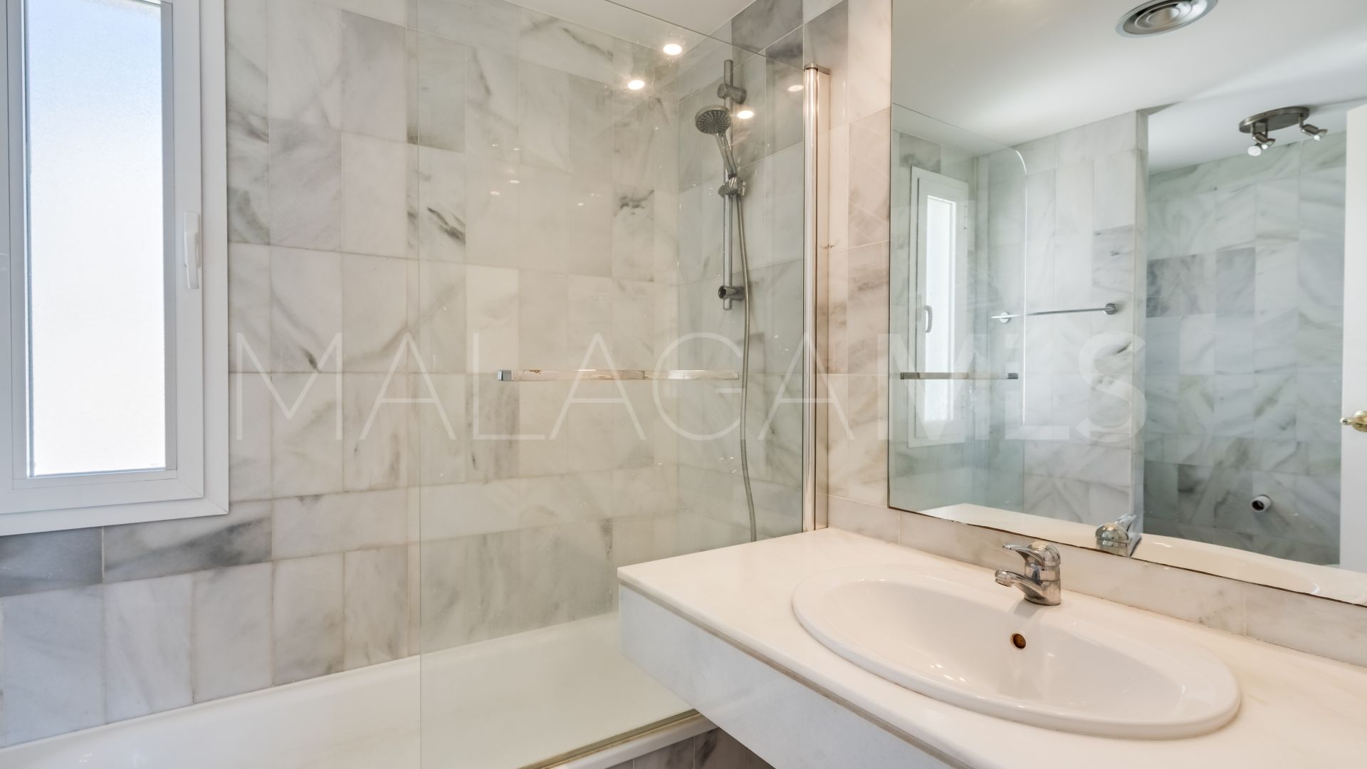 Duplex penthouse for sale in Los Naranjos de Marbella with 3 bedrooms