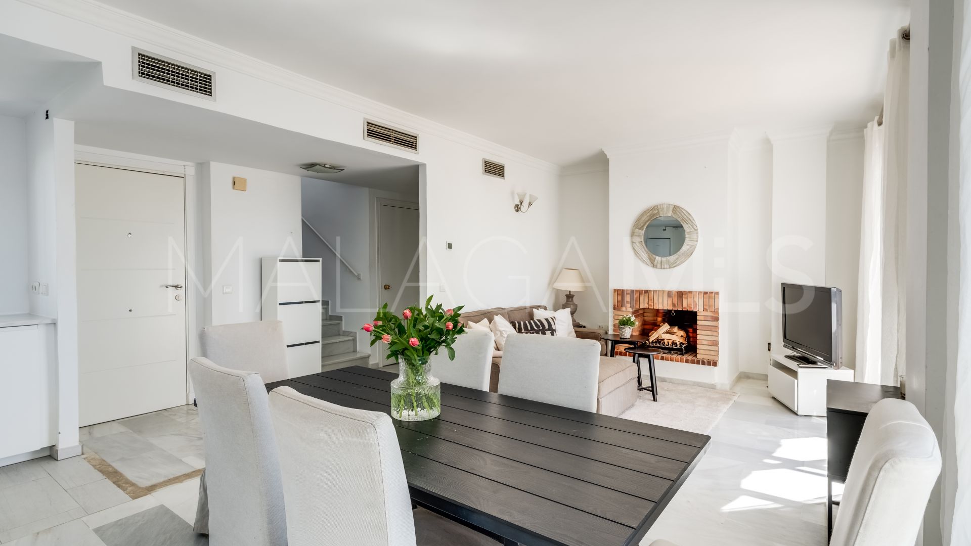 Duplex penthouse for sale in Los Naranjos de Marbella with 3 bedrooms