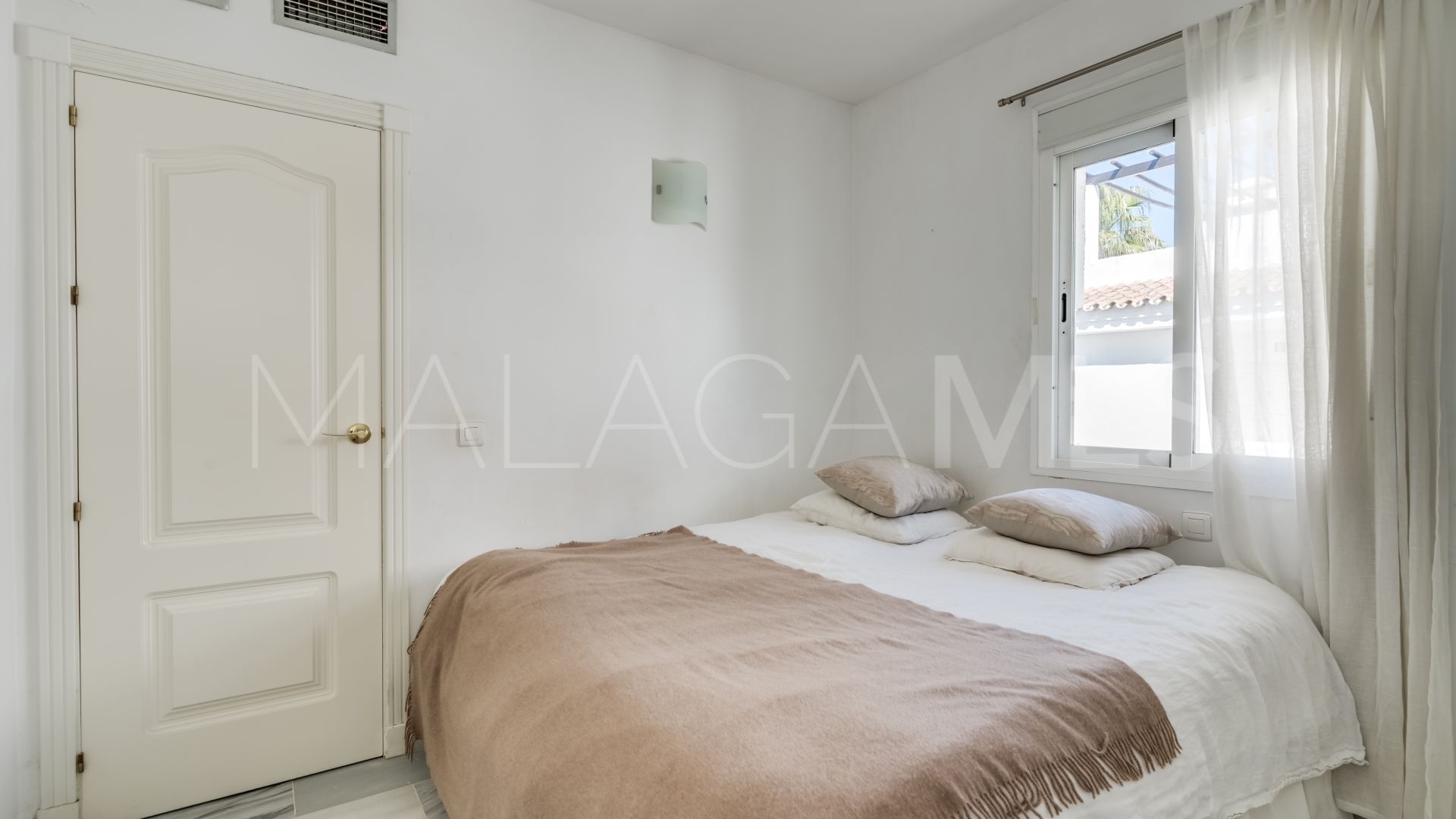 Duplex penthouse for sale in Los Naranjos de Marbella with 3 bedrooms