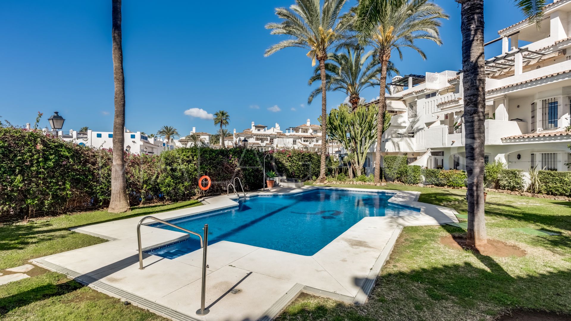 Duplex penthouse for sale in Los Naranjos de Marbella with 3 bedrooms