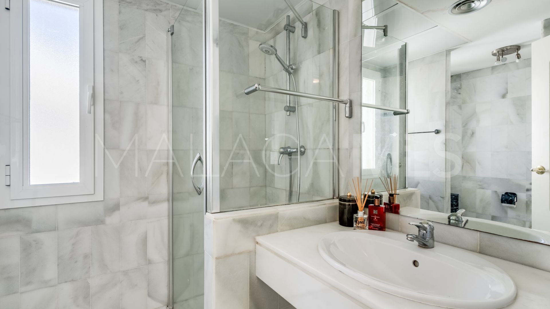 Duplex penthouse for sale in Los Naranjos de Marbella with 3 bedrooms