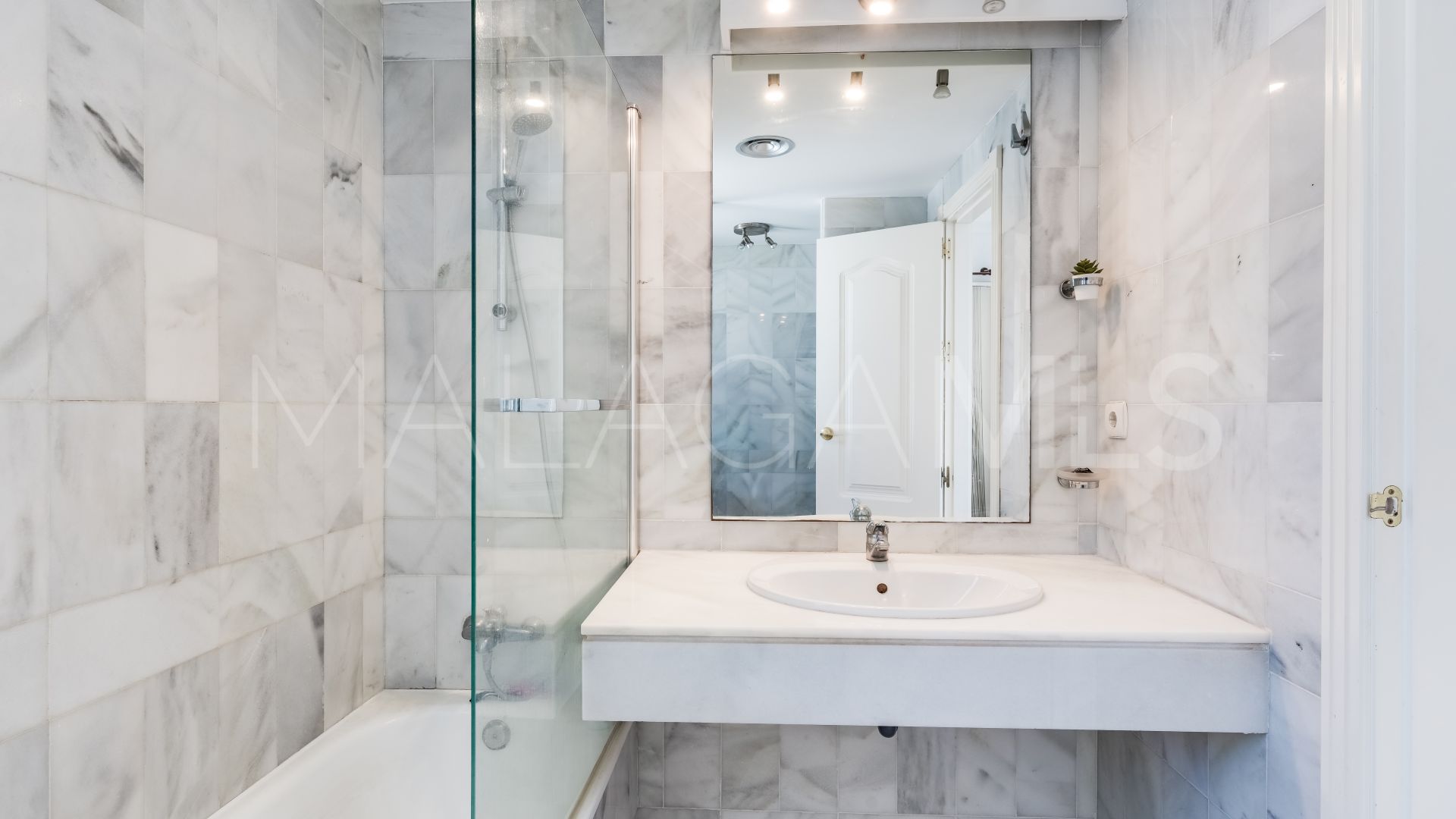 Duplex penthouse for sale in Los Naranjos de Marbella with 3 bedrooms