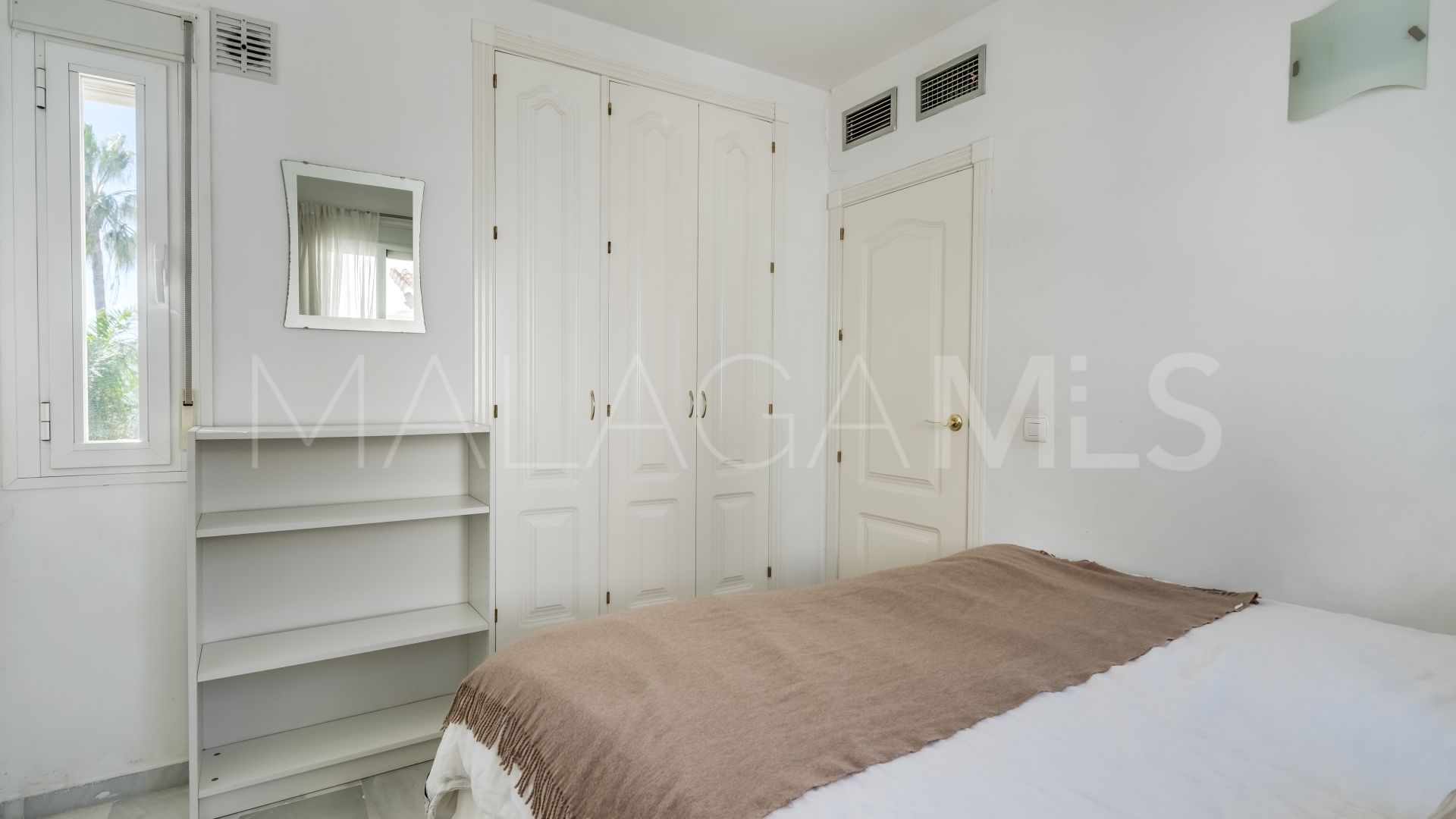 Duplex penthouse for sale in Los Naranjos de Marbella with 3 bedrooms