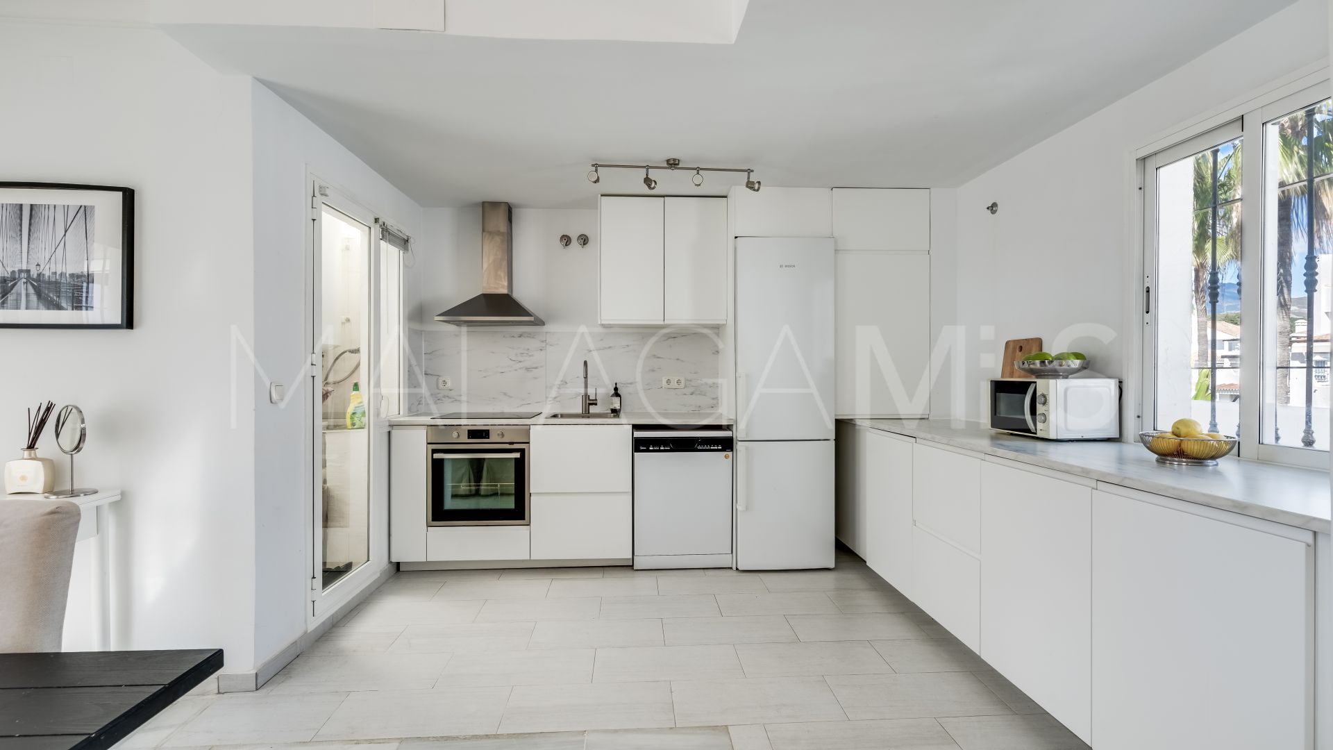 Duplex penthouse for sale in Los Naranjos de Marbella with 3 bedrooms