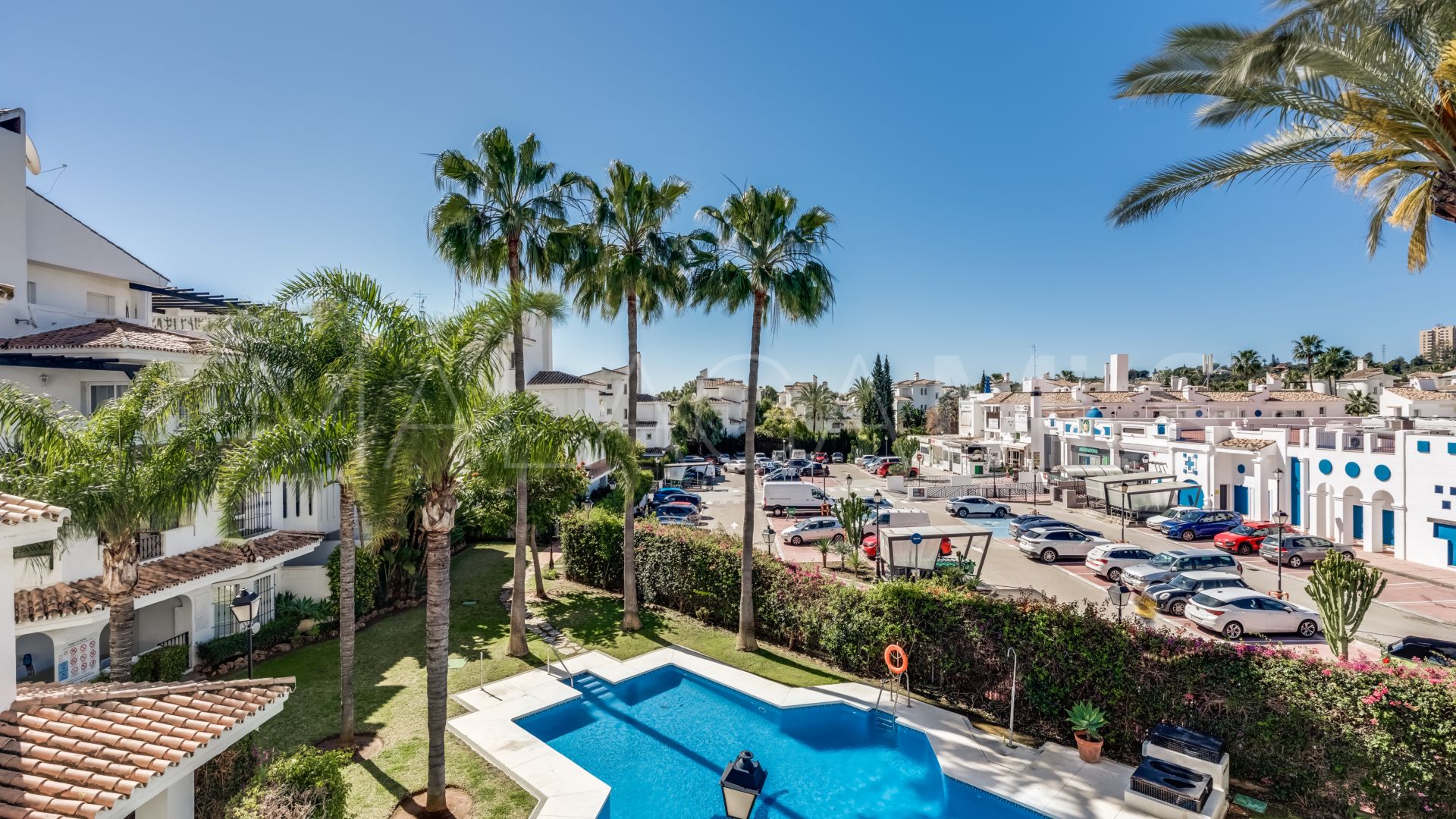 Duplex penthouse for sale in Los Naranjos de Marbella with 3 bedrooms