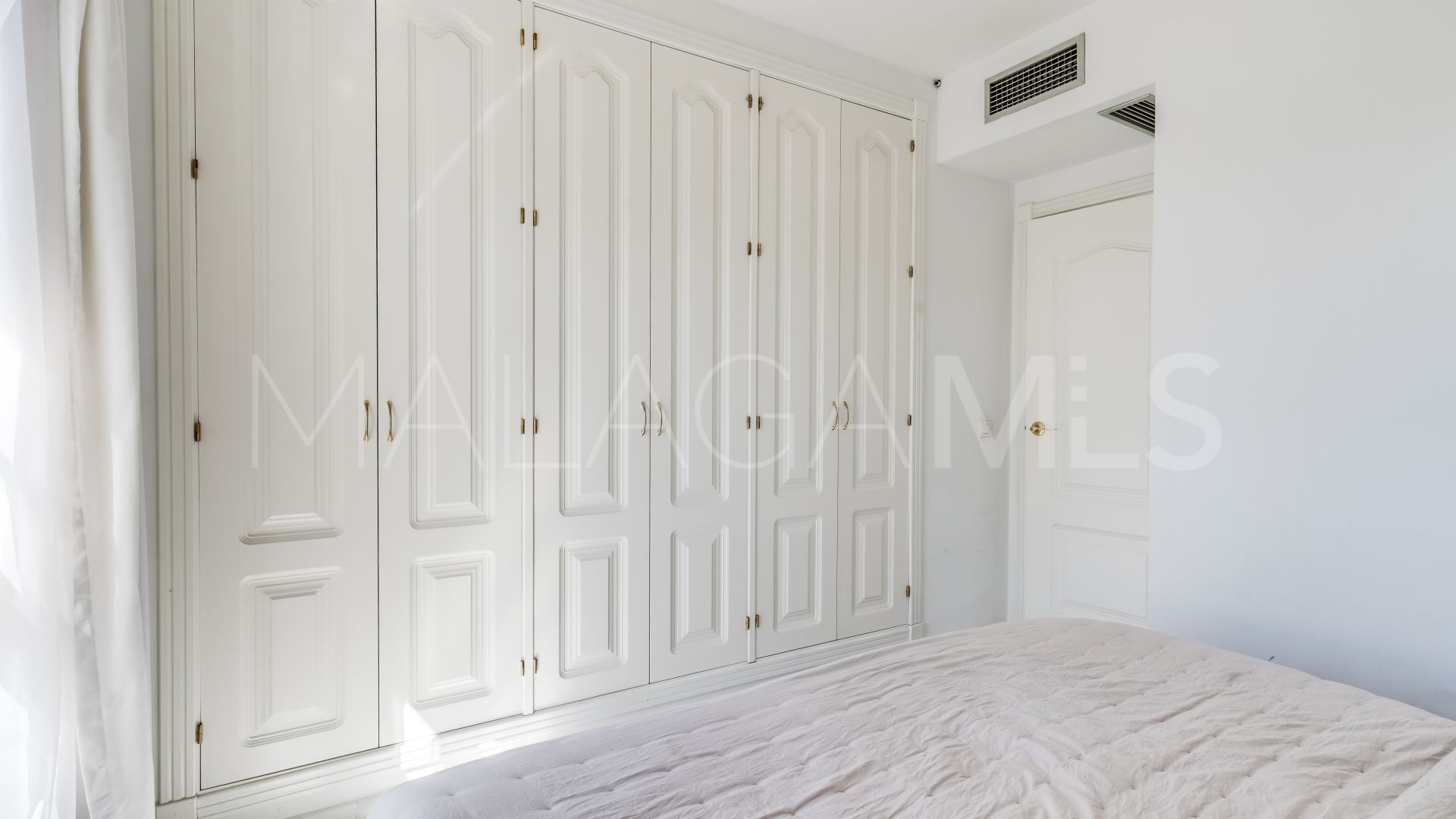 Duplex penthouse for sale in Los Naranjos de Marbella with 3 bedrooms