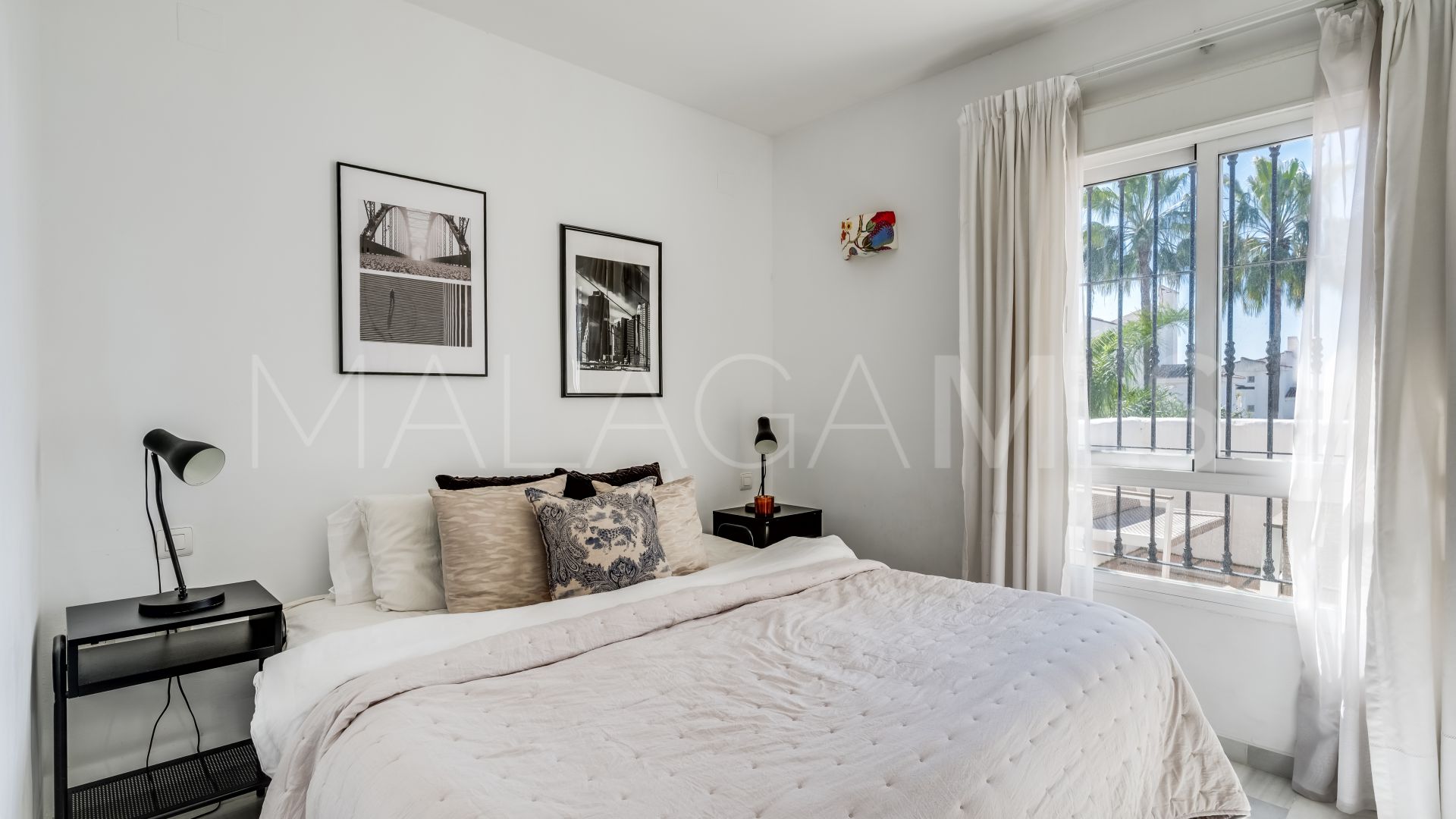 Duplex penthouse for sale in Los Naranjos de Marbella with 3 bedrooms
