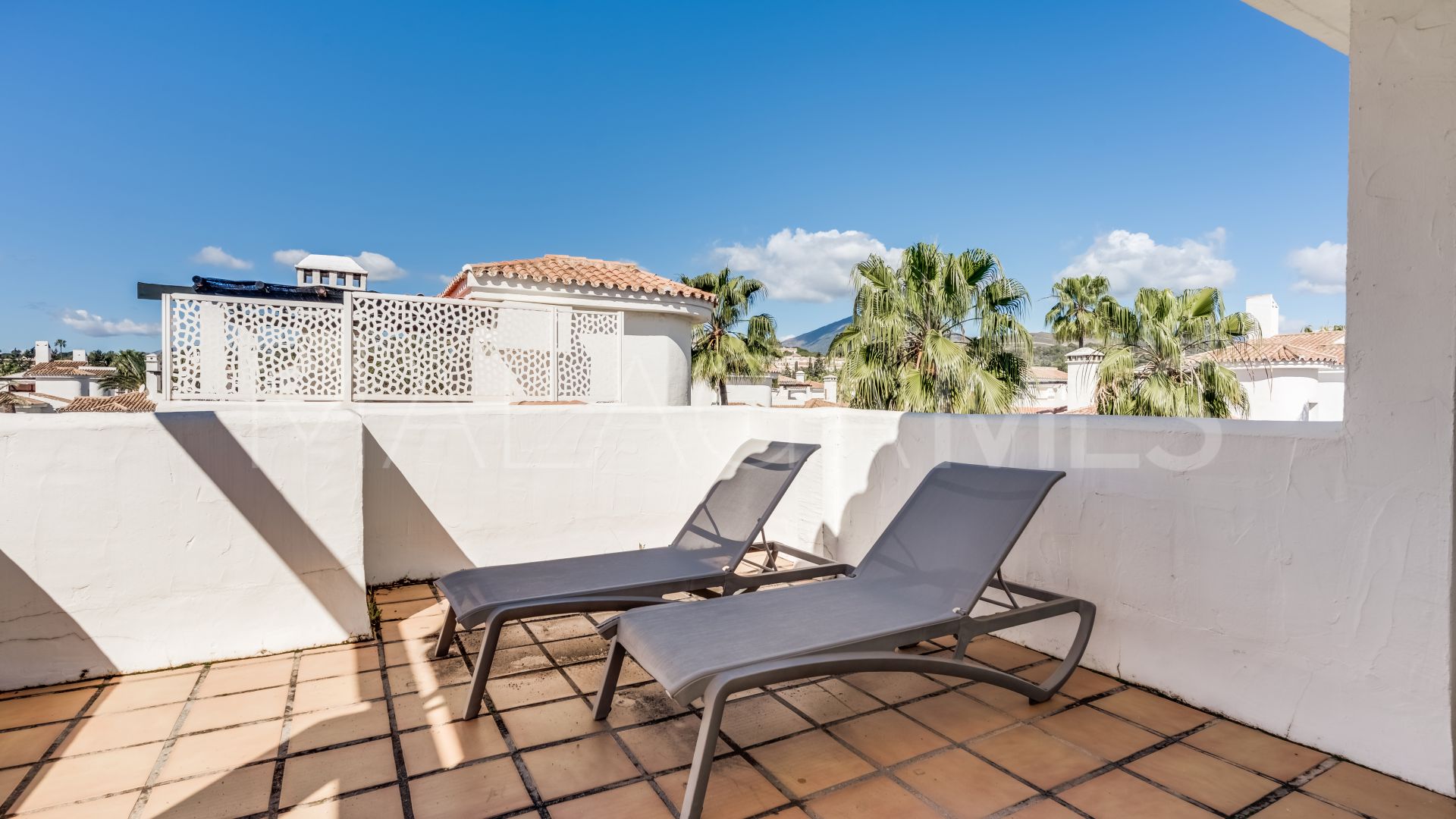 Duplex penthouse for sale in Los Naranjos de Marbella with 3 bedrooms