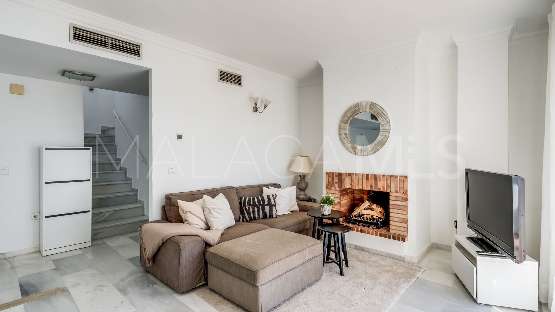 Duplex penthouse for sale in Los Naranjos de Marbella with 3 bedrooms