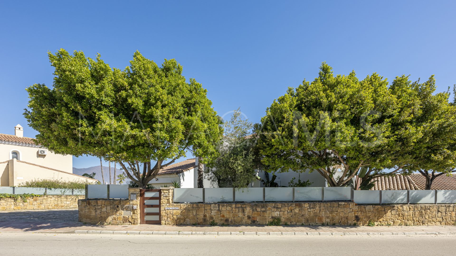 Villa for sale in La Duquesa